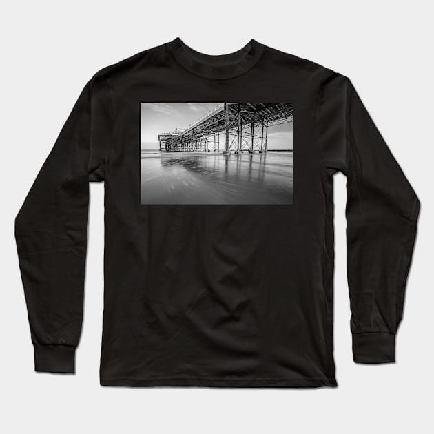 Long exposure of a pier on the Norfolk coast, UK Long Sleeve T-Shirt by yackers1